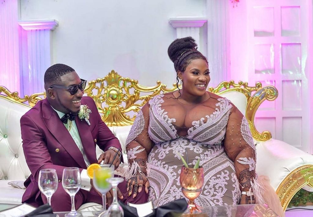 Checkout this cute wedding photos of a groom with his big and bold bride thats has got nigerians talking online recently. Who else is feeling the groom happiness?