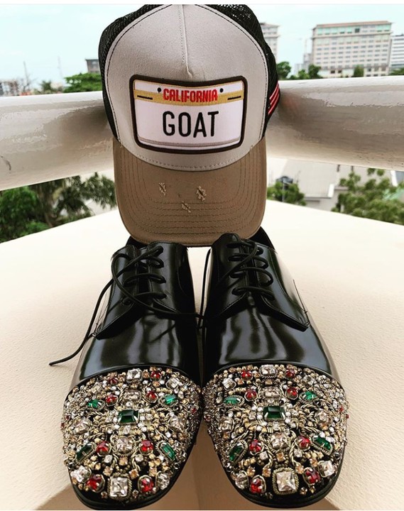 Popular Nigerian musician, D’Banj clocked 39 years old yesterday, 9th June. He received this cap and shoes as a birthday gift from someone, read what is written on the cap. Take A Walk in My Shoes #GreatestOfAllTime #Legend #Pacesetters bday Mood thanks boo boo for the many gifts