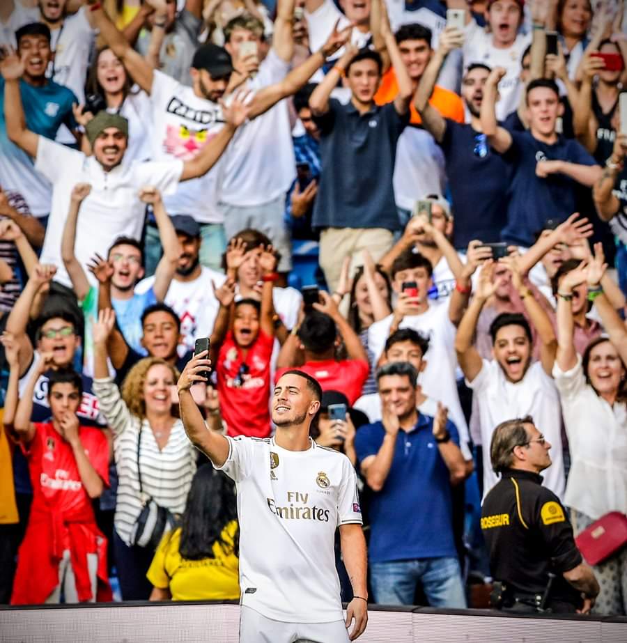 The moment excited Real Madrid fans ask for Eden Hazard to kiss the badge… AND HE DOES! Hazard who was unveiled by the world most successful club today at the Santiago Bernabéu could not resist the request of the excited crowd and he kisses the badge with swag.