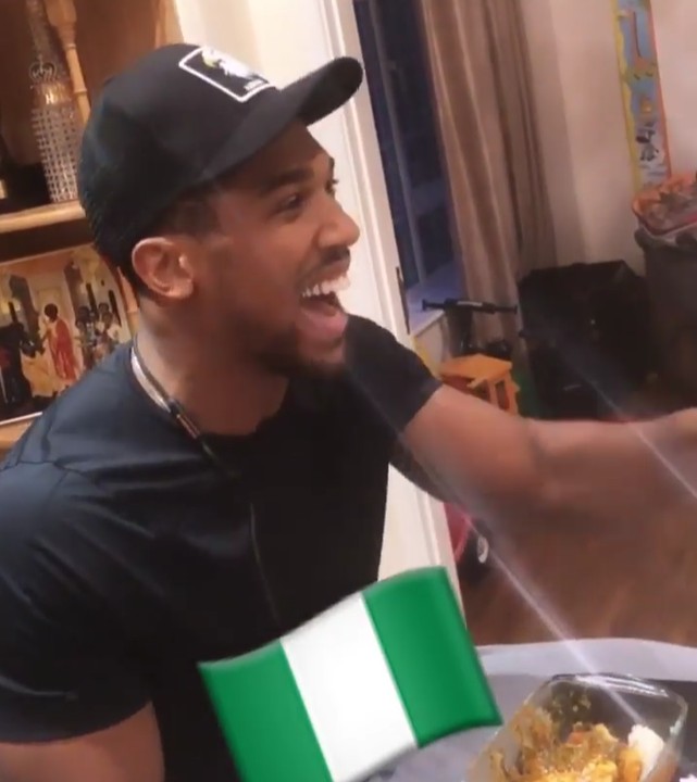 Nigerian Popular Boxer Anthony Joshua fails to recite national anthem as her sister Janet who uploaded the short clip make jest of him. He was trying to sing the natational anthem but it was obvious AJ cannot recite it properly. Has he forgotten??