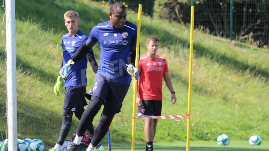 Retired Super Eagles goalkeeper Vincent Enyeama has sent a message of appreciation to French Ligue 1 side Dijon despite short-term contract snub. The 36-year-old Akwa Ibom, who has not played competitively since April 2017 and was released by Lille in August 2018, trained with the Reds’ first-team in a bid to earn a deal ahead of the 2018-19 season. According to BBC reports that Enyeama impressed Dijon but talks collapsed following regarding the structure of the deal, meanwhile former Nigeria international took to his social media to thank the staff and the Ligue 1 outfit. Enyeama started his Ibom Stars, Enyimba, Iwuanyanwu Nationale, Bnei Yehuda, Hapoel Tel Aviv and Lille also played 101 times for the Super Eagles – making him the most-capped international for the West African nation – winning the 2013 Africa Cup of Nations in South Africa.He is his country’s most successful goalkeeper after playing in five Nations Cup tournaments – in 2004, 2006, 2008, 2010 and 2013 – and was part of the Nigeria squad at 2002, 2010 and 2014 World Cup tournaments.