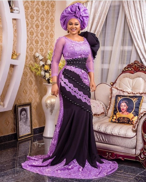 Actress Mercy Aigbe steps out in this beautiful adorable owambe outfit to an event. It’s a purple mixed with black gown with so many nice accessories.