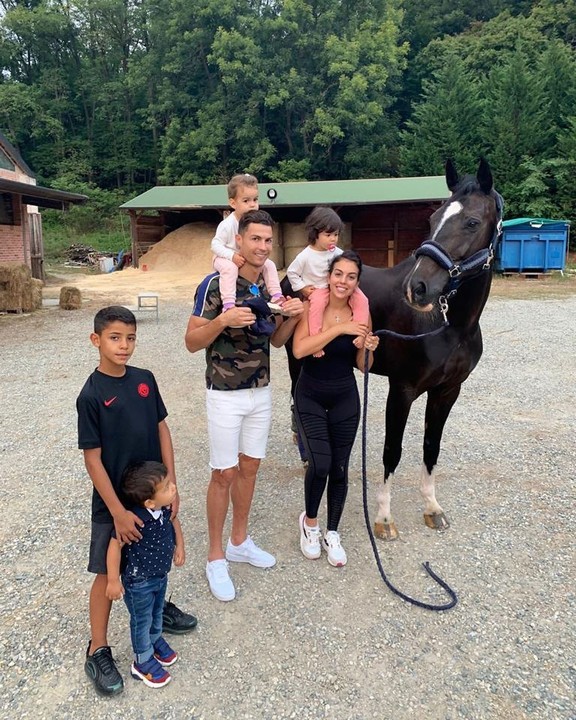 Checkout some beautiful moment of popular football star Cristiano Ronaldo as he hangout with his girlfriend and his four kids ridding bicycle and horses with them. Wow cr7 happiest moment.