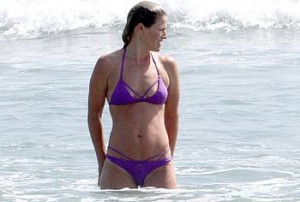 When American actress Ali Larter goes to the beach and takes off clothes, it’s hard not to stare at this great looking blonde woman in early forties, looking at least a decade younger, her body is perfectly toned, her abs flawless and she seems to be full of energy at all times. Before becoming an actress, this beauty was modelling since 13, so no wonder she looks like a bomb.