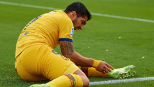 Barcelona has confirmed Luis Suarez injury after the attacker was forced off in the 3-1 defeat against Levante on Saturday. The Uruguayan forward underwent a test to confirm the nature of the injury, the club doctors confirmed that he suffered a calf injury but they did not reveal when the striker will be back to fitness.”Tests carried out have shown that Luis Suárez has a right calf injury,” the club said. “Therefore, he is presently not available for selection and his recovery will dictate his return to action.”Barça’s No.9 started against Levante (3-1), but was replaced by Carles Perez. During his time on the pitch, Suarez had one chance that was saved by Levante goalkeeper Aitor Fernandez. The Uruguayan was unable to add to his impressive record this season of eight goals in twelve games.”