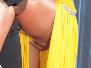 When her boyfriend kissed her, she lifted her leg sexually and her little yellow thong under her dress became visible and paparazzi, of course, managed to photograph this hot moment.