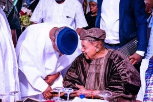 Osinbajo Shows Respect To Alaafin At Ajimobi’s 70th Dinner Party God bless omoluabi