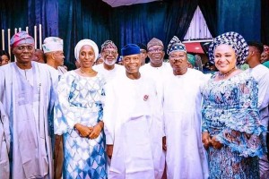 Osinbajo Shows Respect To Alaafin At Ajimobi’s 70th Dinner Party  God bless omoluabi