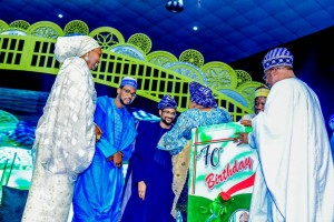 Over The weekend former Governor of Ibadan, Senator Abiola Ajimobi celebrated his 70th birthday in Ibadan in which top politicians in the country were present.