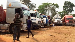 A Policeman has allegedly shot dead a truck driver after the driver refused giving the policeman a bribe. Some truck drivers, on Monday, barricaded the Akure-Owo Expressway at Uso in the Owo Local Government Area of Ondo State, to protest  the alleged killing of one of them by a policeman at a checkpoint in the town.