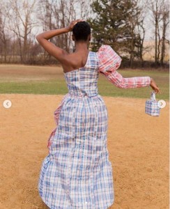 These are lovely pictures of a lady transforming ‘Ghana Must Go’ traveling bags into a dress and rocking it with pride. These are trending pictures of an Africa