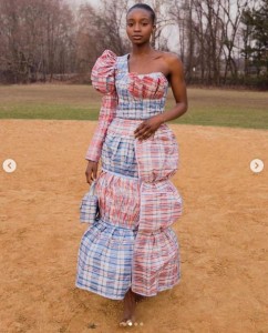 These are lovely pictures of a lady transforming ‘Ghana Must Go’ traveling bags into a dress and rocking it with pride. These are trending pictures of an Africa