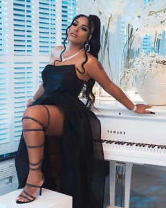 Checkout the Discussion Between Burna Boy’s girlfriend , Stefflon Don and a none minding business fan…