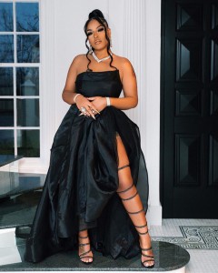 Checkout the Discussion Between Burna Boy’s girlfriend , Stefflon Don and a none minding business fan…