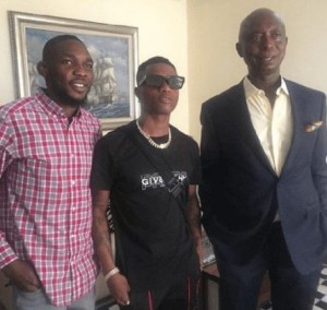 Nigerian billionaire, Ned Nwoko has shared a pose with singer, Wizkid after the duo met at an event. 