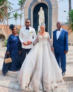 Sandra Ikeji Weds Arinze With 200 Bridesmaids (white Wedding Pictures)