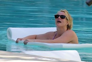 Britney Spears Caught Sunbathing In Bikini With Boyfriend