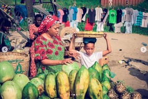 Nigeria’s fashion entrepreneur, Toyin Lawani has been spotted hawking fruits on the streets with her son for his birthday. One of Nigeria’s most popular celebrity stylists, Toyin Lawani has celebrated her son’s birthday in a very unique manner.