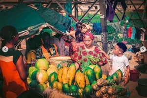 Nigeria’s fashion entrepreneur, Toyin Lawani has been spotted hawking fruits on the streets with her son for his birthday.  One of Nigeria’s most popular celebrity stylists, Toyin Lawani has celebrated her son’s birthday in a very unique manner.