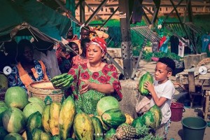 Nigeria’s fashion entrepreneur, Toyin Lawani has been spotted hawking fruits on the streets with her son for his birthday.  One of Nigeria’s most popular celebrity stylists, Toyin Lawani has celebrated her son’s birthday in a very unique manner.