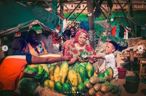 Nigeria’s fashion entrepreneur, Toyin Lawani has been spotted hawking fruits on the streets with her son for his birthday.  One of Nigeria’s most popular celebrity stylists, Toyin Lawani has celebrated her son’s birthday in a very unique manner.