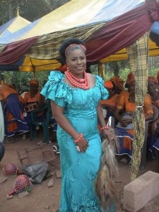 Photos from the wedding ceremony of a Catholic Reverend Sister who quit her religious devotion to get married to a police officer has surfaced, days after her pre-wedding photos went viral on social media. The former Catholic Reverend Sister who posed in different traditional attires in her traditional wedding photos, was spotted carrying a cup of wine to serve her husband, which is one of the marriage rites performed during Igbo traditional weddings.