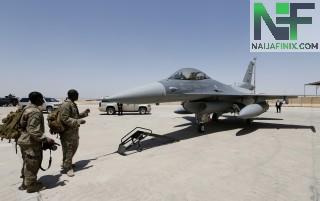 FILE PHOTO: U.S. Army soldiers look at an F-16 fighter jet during an official ceremony to receive four such aircraft from the United States, at a military base in Balad, Iraq, July 20, 2015. REUTERS/Thaier Al-Sudani/File Photo/File Photo