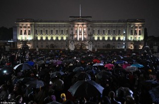 People Gather Outside Buckingham, Windsor, And Balmoral To Mourn The Queen