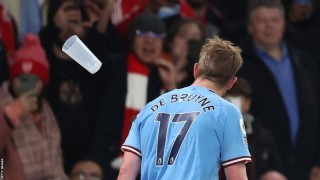 FA investigating after objects thrown at Man City's Kevin de Bruyne in win at Arsenal