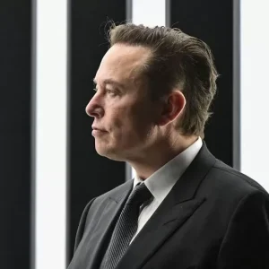 Elon Musk among experts urging a halt to AI training