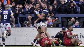 Super League: Leeds Rhinos 32-22 Catalans Dragons - Les Dracs' five-game winning run ended