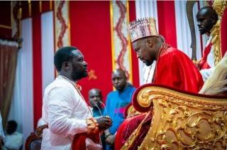 Ayiri Emami Kneels Before Olu Of Warri (Photos)