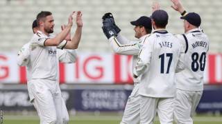 County Championship: Warwickshire beat the light to finish off Kent for innings win