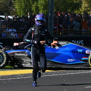 Max Verstappen wins chaotic Australian Grand Prix as Lewis Hamilton takes second