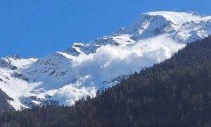 Six killed as avalanche sweeps French Alps mountainside