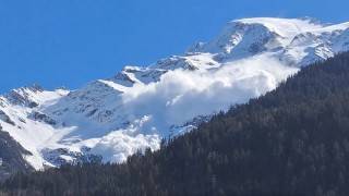 Six killed as avalanche sweeps French Alps mountainside