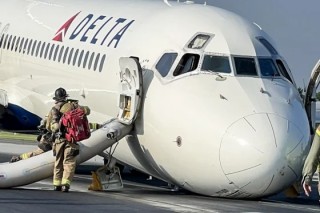 Delta flight makes emergency landing without nose gear after malfunction