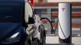 GM wants to adopt Tesla’s charging network as ‘the standard’