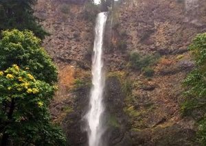 Hiker killed in 200-foot fall at Oregon's Multnomah Falls