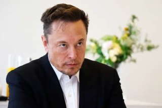 Thousands of Twitter users report problems accessing site as Elon Musk says new limits have been installed