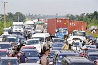 Traffic jams as thugs take over an abandoned Lagos bridge and road