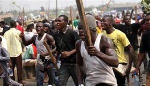 Over alleged robbery, a mob lynches a man from Nasarawa.