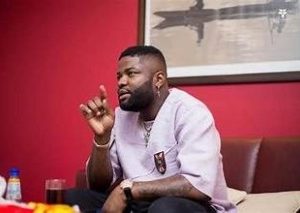 Skales accuses the EFCC of breaking into his home and criticizes them for it.