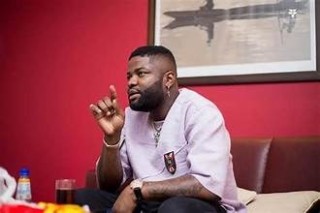 Skales accuses the EFCC of breaking into his home and criticizes them for it.