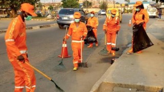 Sanwo-Olu Appreciates City Street Sweepers With Bonus For Their Critical Role In Keeping Lagos Clean