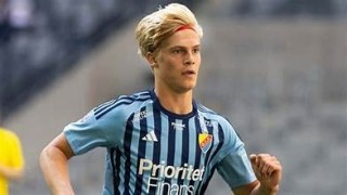 Tottenham finalizes a deal to acquire Swedish midfielder Lucas Bergvall