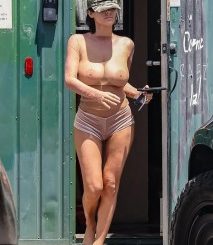 Kanye’s Wife, Bianca Censori Steps Out Bra-Less Shows Off Boobs Publicly In Los Angeles (+18 only)