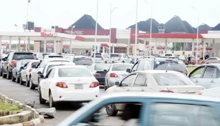 Queues Spread As Petrol Hits ₦‎1,100/Litre In Abuja, Others