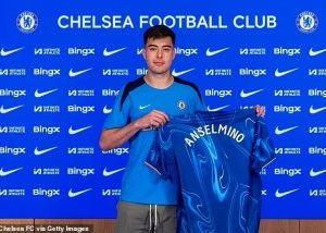 
Anselmino has signed a seven-year contract at Stamford Bridge.

He will become the latest player from Argentina to represent Chelsea – following in the footsteps of Hernan Crespo, Gonzalo Higuain, Juan Sebastian Veron, Willy Caballero, Franco Di Santo, and current midfield star Enzo Fernandez.