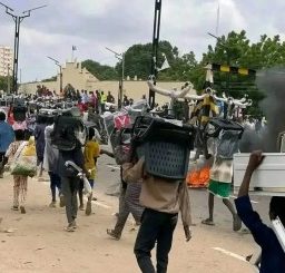 #EndBadGovernanceProtest: Hoodlums hijack protest to loot yet-to-be-commissioned NCC Industrial Pack in Kano (Photos/Video)